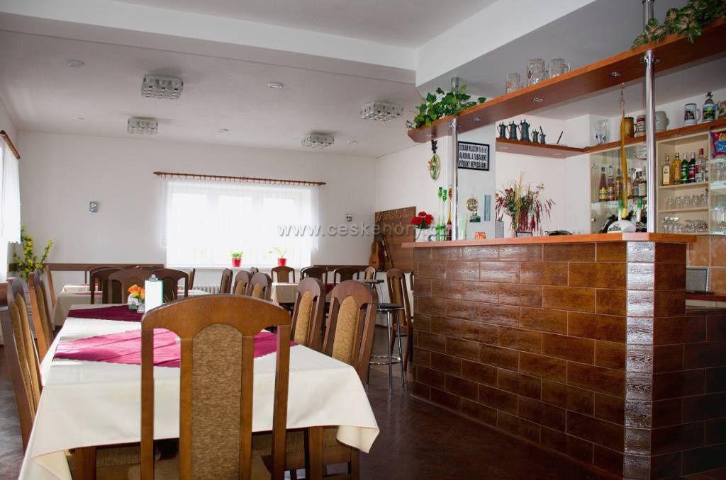 Restaurace penzionu s barem