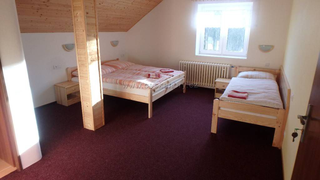 Podkrovní pokoj s manželskou postelí a samostatným lůžkem
